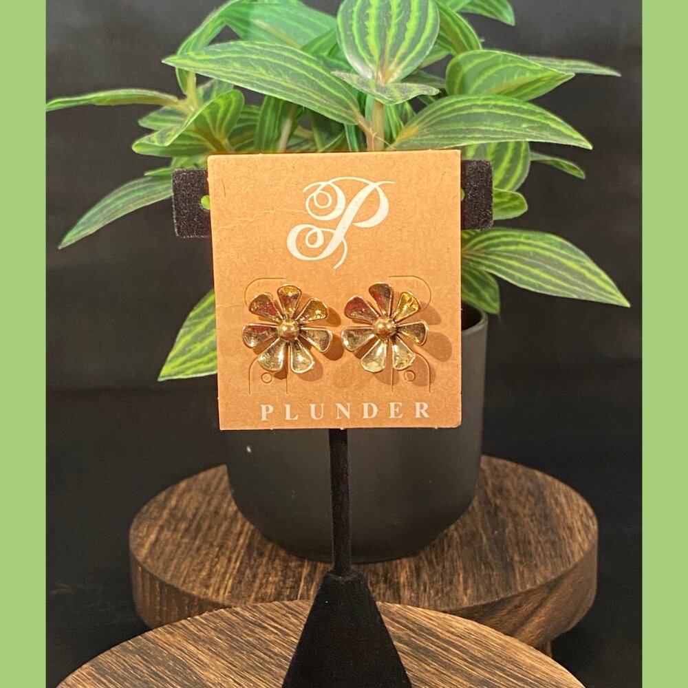 NWT Plunder Flower-shaped Stud Earrings